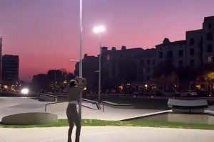 瑜伽裤身材尽显啊卓识看到球场也是没忍住比划了一下~