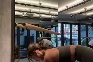 和申京关系紧密的土耳其美女记者曾晒健身视频，这身材真的好