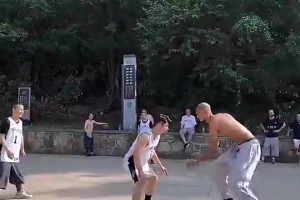 文班亚马此前赤膊上身在少林寺打球，这身体谁看了不震撼？